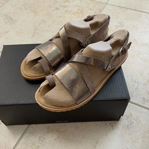 New SOREL Ash Brown Metallic Ella Leather Sandals